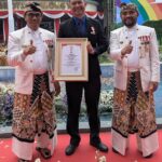 Tanda Kehormatan Lencana Hakaryo Guno Mamayu Bawono Perak dari Pemkot Batu atas Inovasi Pengelolaan Sampah Berkelanjutan Diraih ASTON Inn Batu IMG-20251021-WA0076