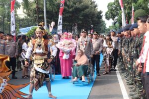 Irjen Pol Dekananto Eko Purwono Resmi Pimpin Polda Jatim, Disambut Pedang Pora dan Atraksi Budaya