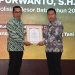 AKBP Aris Purwanto Terima Penghargaan atas Dedikasinya Bangun Sinergi, Kolaborasi antara Polres Batu dan Pemerintah Kota Batu IMG-20261015-WA0046