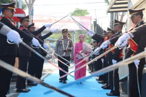 Siap Berikan Pelayanan Optimal Pada Masyarakat, AKBP Panji Gedhe Prabawa Resmi Pimpin Polres Batu Disambut Pedang Pora